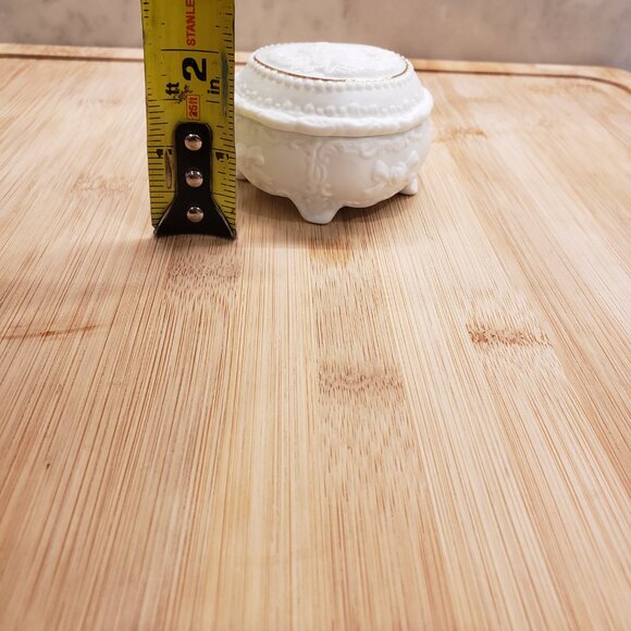 Small White and Gold Rimmed Decorative Container With woman's face design - Picture 11 of 11